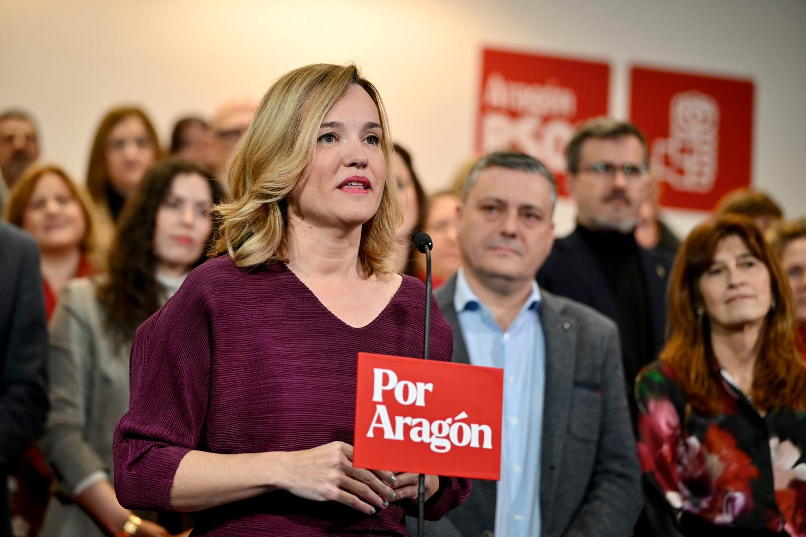 La secretaria general del PSOE y candidata a la presidencia de Aragón, Pilar Alegría, acompañada por los integrantes de las listas de las tres provincias a las próximas elecciones aragonesas, hoy en Zaragoza