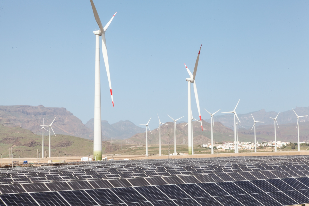 Aerogeneradores y paneles solares en