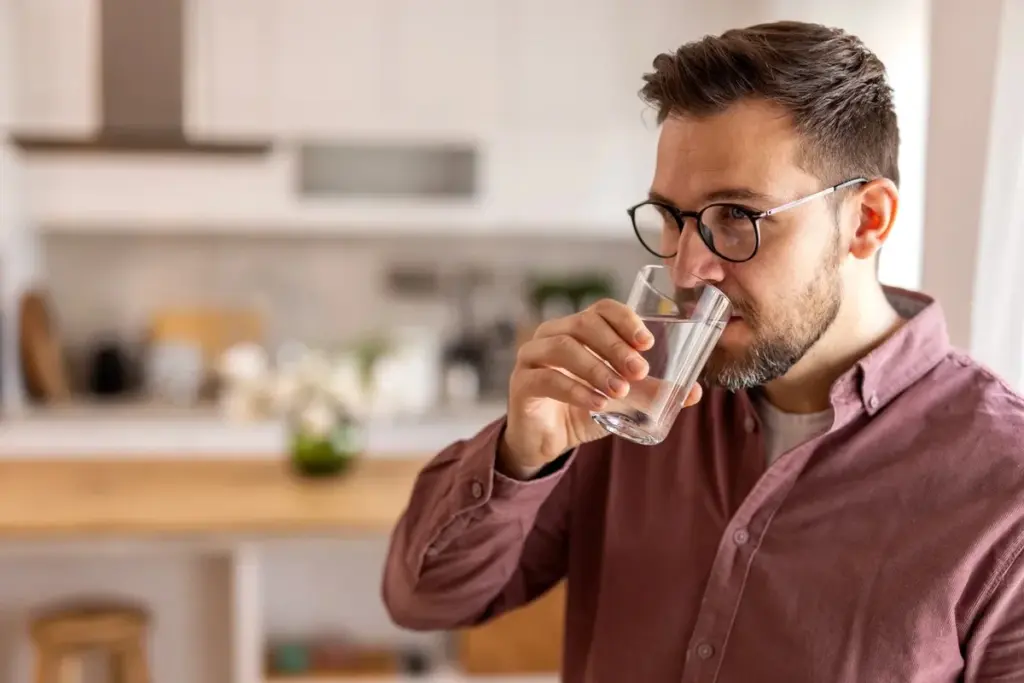 ¿Realmente necesitas 2 litros de agua al día? La ciencia revela la verdad detrás del mito