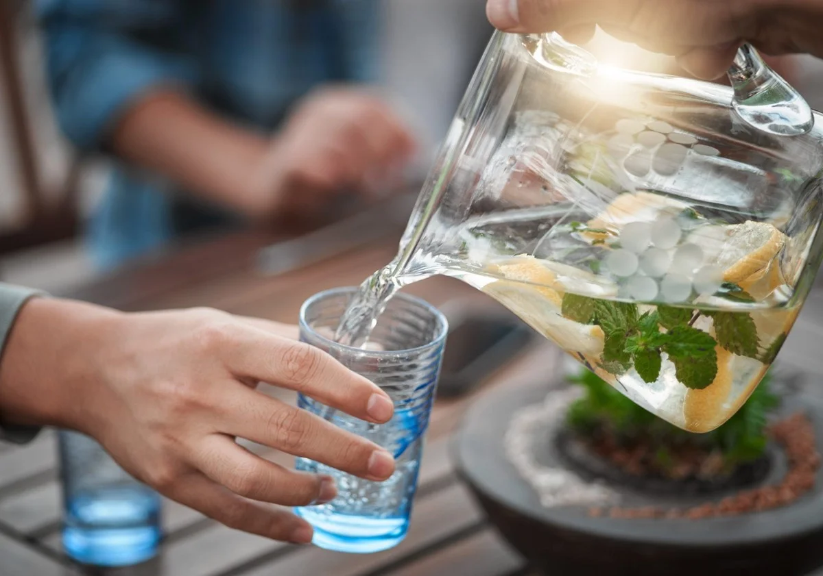 ¿Realmente necesitas 2 litros de agua al día? La ciencia revela la verdad detrás del mito - image 1