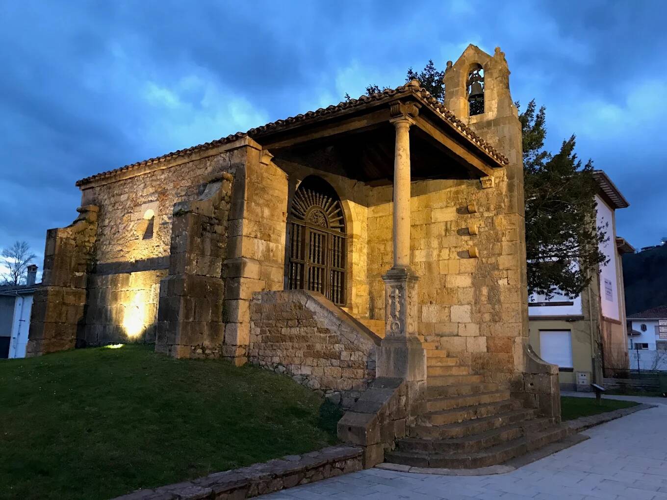 Foto: Uno de los escasos ejemplos en Europa en los que un templo cristiano se levanta directamente sobre una antigua estructura megalítica. (Google)