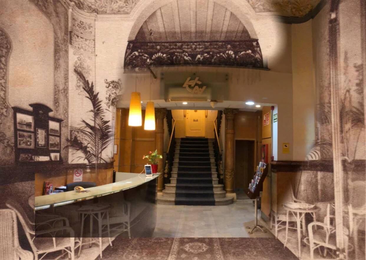 Foto: Vestíbulo del hotel situado en pleno paseo de Las Ramblas, en Barcelona. (Google)