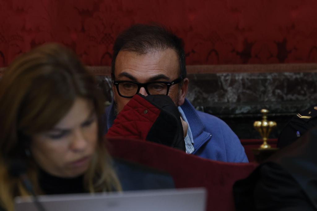 Koldo García se cubre el rostro durante la vista preliminar.