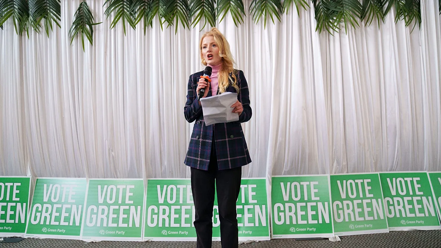 Candidata del Partido Verde para la elección parcial de Gorton y Denton, Hannah Spencer, habla en Manchester, Inglaterra.