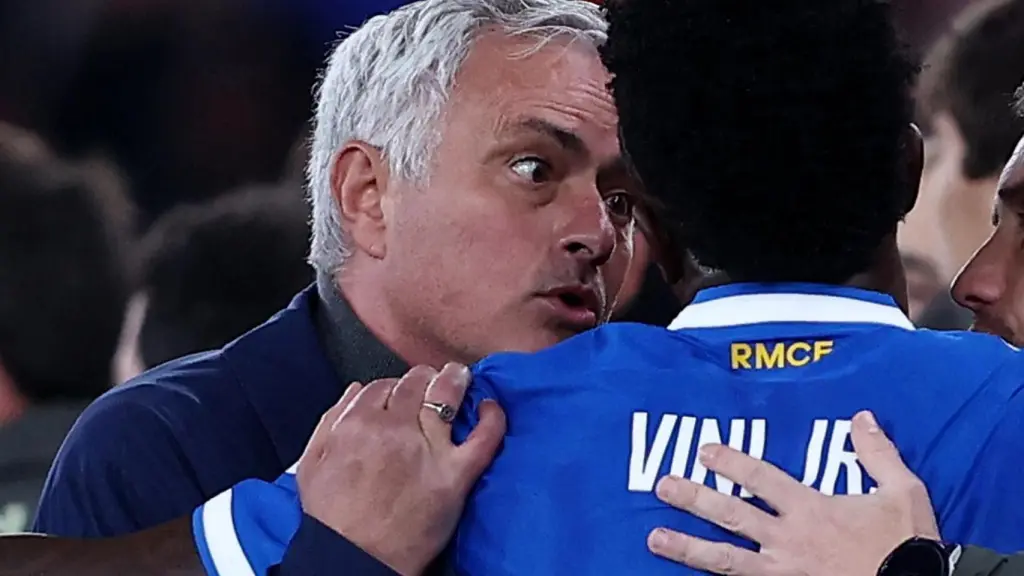 Mourinho habla con Vinicius cuando el brasileño amenaza con irse del campo por unos insultos racistas