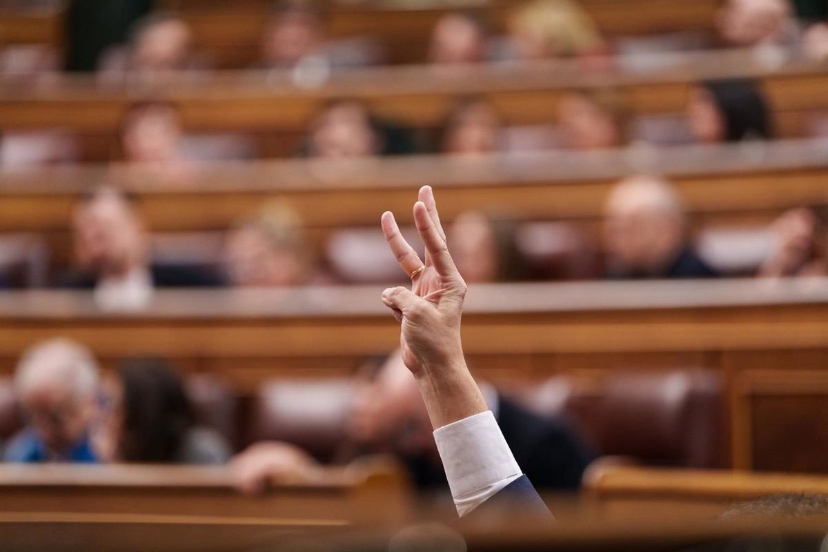 Un diputado marca el número