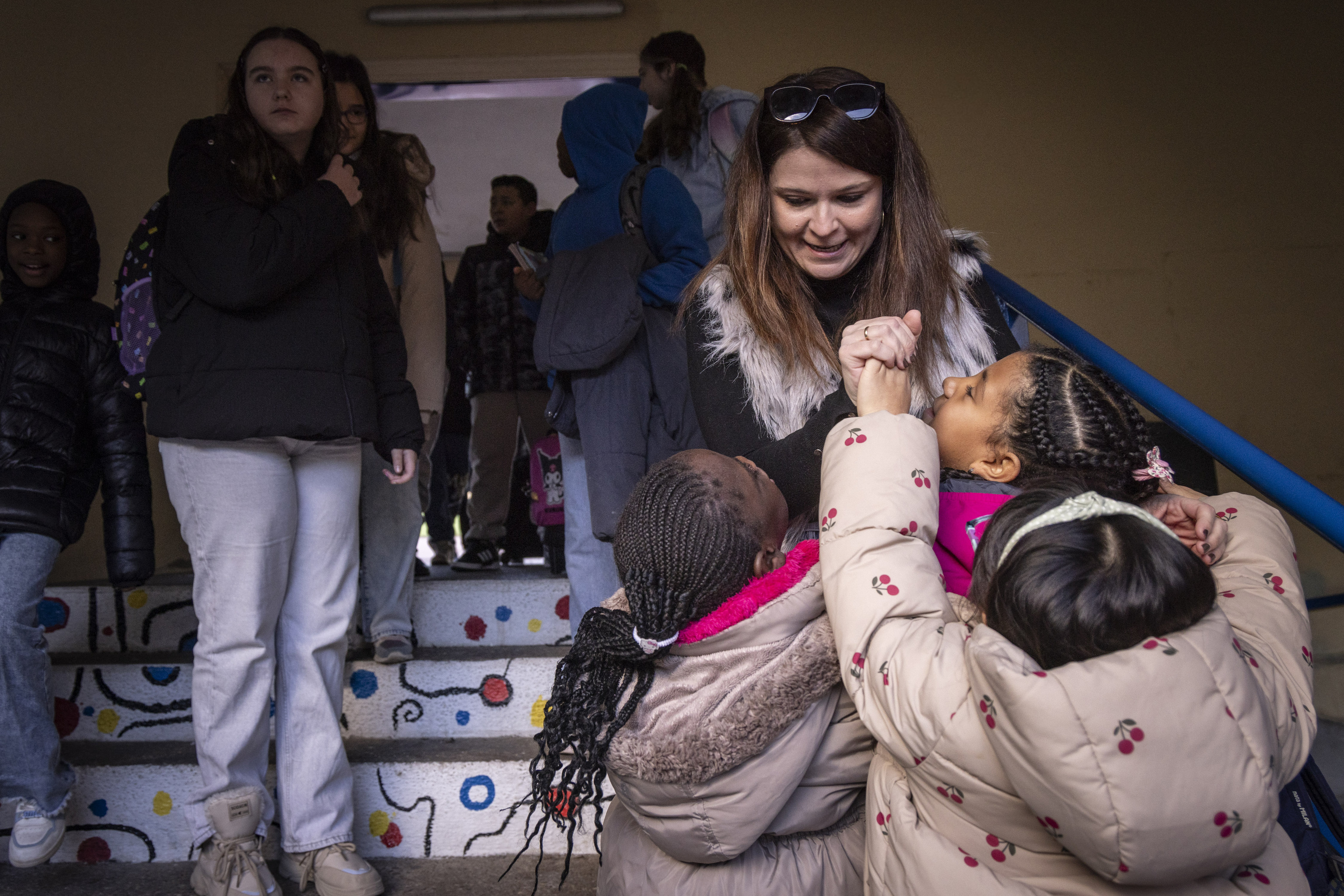 La profesora Alicia Lázaro, con varias alumnas.