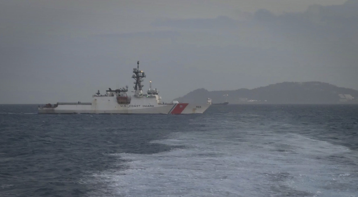 El USGC Munro navegando el lunes frente a Ceuta.