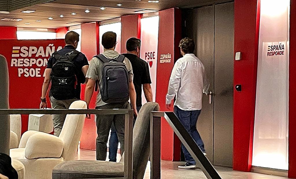 Agentes de la UCO entran en la sede del PSOE en la calle Ferraz durante un registro del correo de Santos Cerdán, el pasado junio.