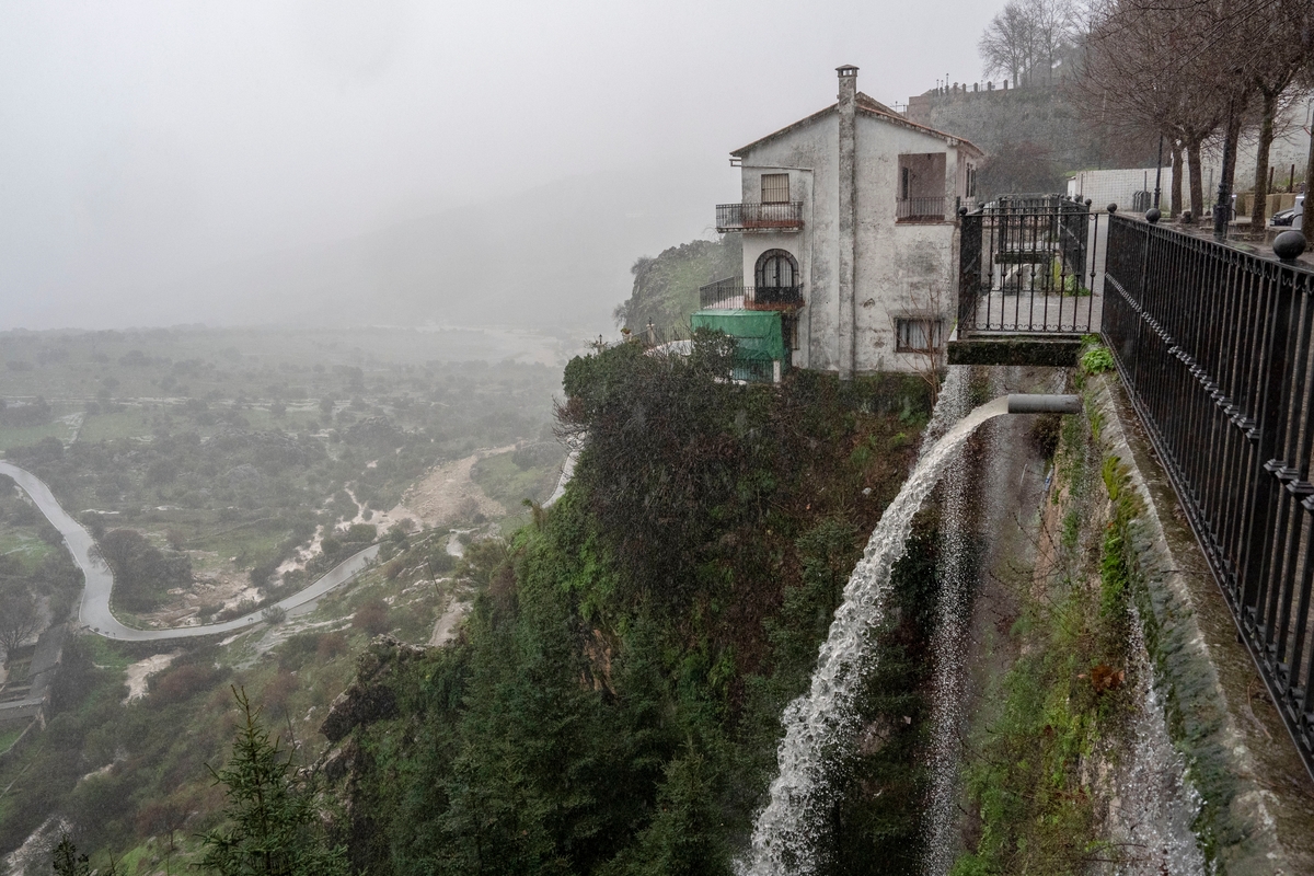 Un caño desagua en Grazalema