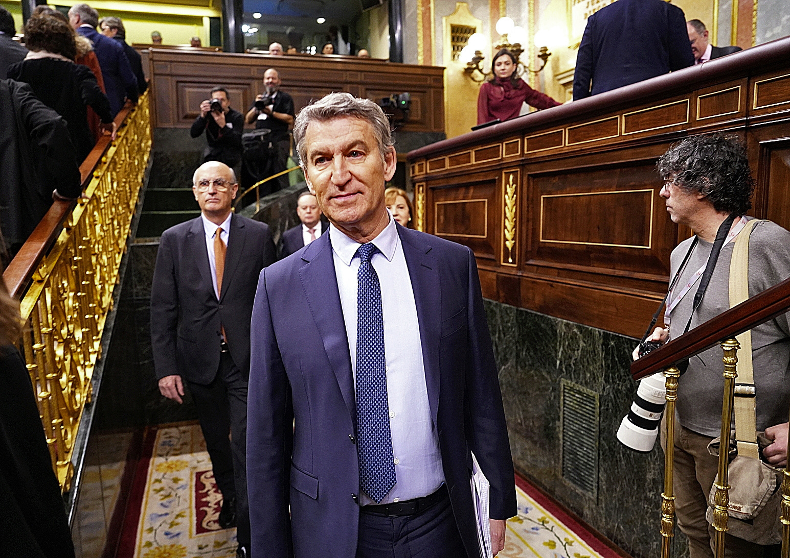 El presidente del PP, Alberto Núñez Feijóo, este miércoles, entrando en el hemiciclo del Congreso para la sesión de control alGobierno.