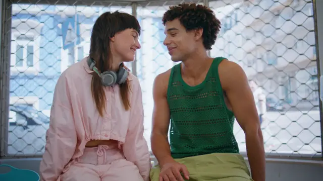 Una joven y un joven se miran.