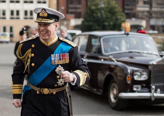 El entonces príncipe Andrés vestido con el uniforme de honor militar en 2015.