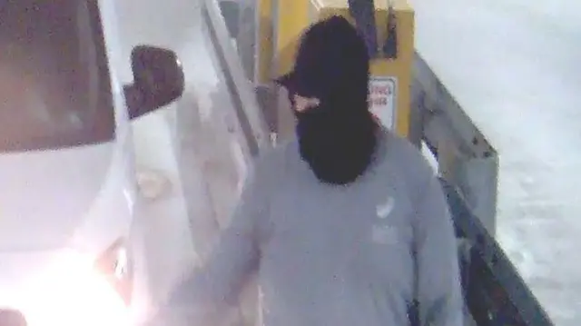 Un hombre enmascarado con una camioneta blanca en una imagen de CCTV