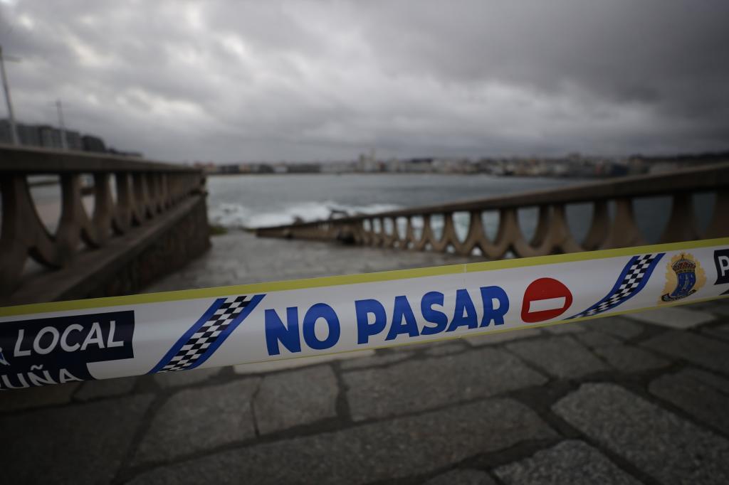 Acceso cerrado a los arenales de A Coruña