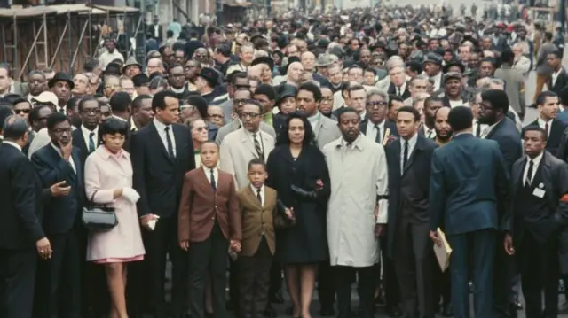 Multitud tras el asesinato de Martin Luther King en Memphis. Jesse Jackson está de pie detrás de la esposa de King, Coretta. Harry Belafonte también aparece en la imagen.