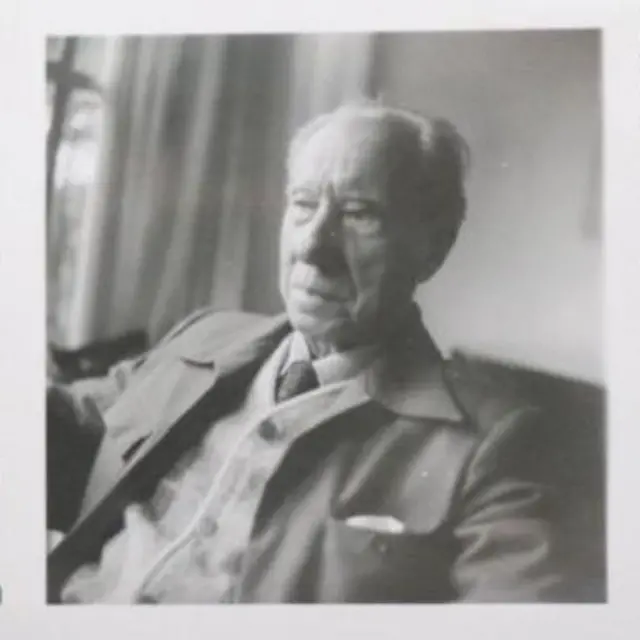 B. Traven en sus últimos años, sentado en un sillón