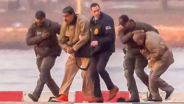 Retenido por guardias uniformados, el presidente venezolano Nicolás Maduro llega esposado al helipuerto del centro de Manhattan antes de su comparecencia ante el tribunal federal en Nueva York, EE. UU., el 5 de enero de 2026.