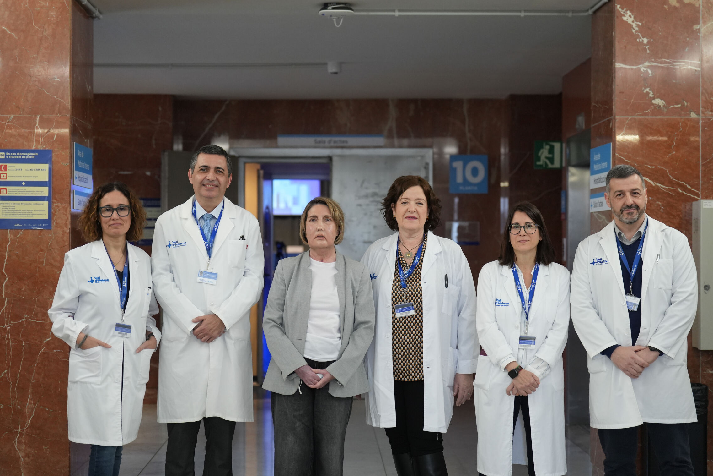 El equipo médico y la paciente que recibió el trasplante. (David Zorrakino / Europa Press)