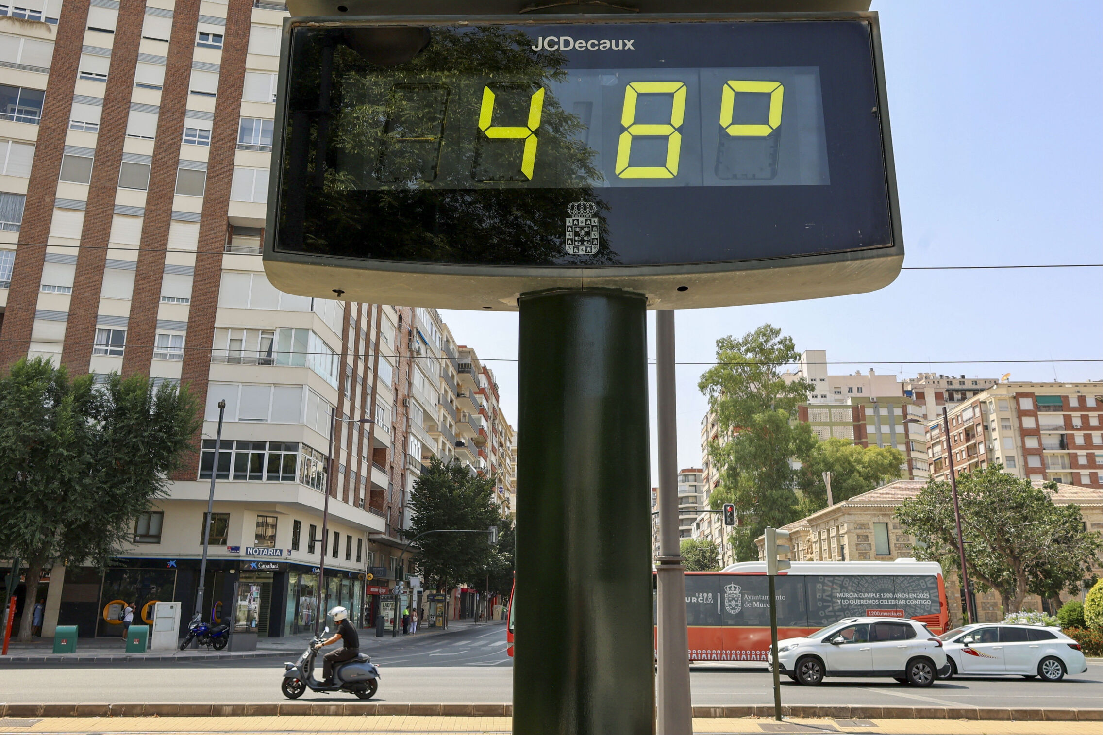 Foto: Foto de archivo de un termómetro que marca 48 grados. (EFE/Juan Carlos Caval)
