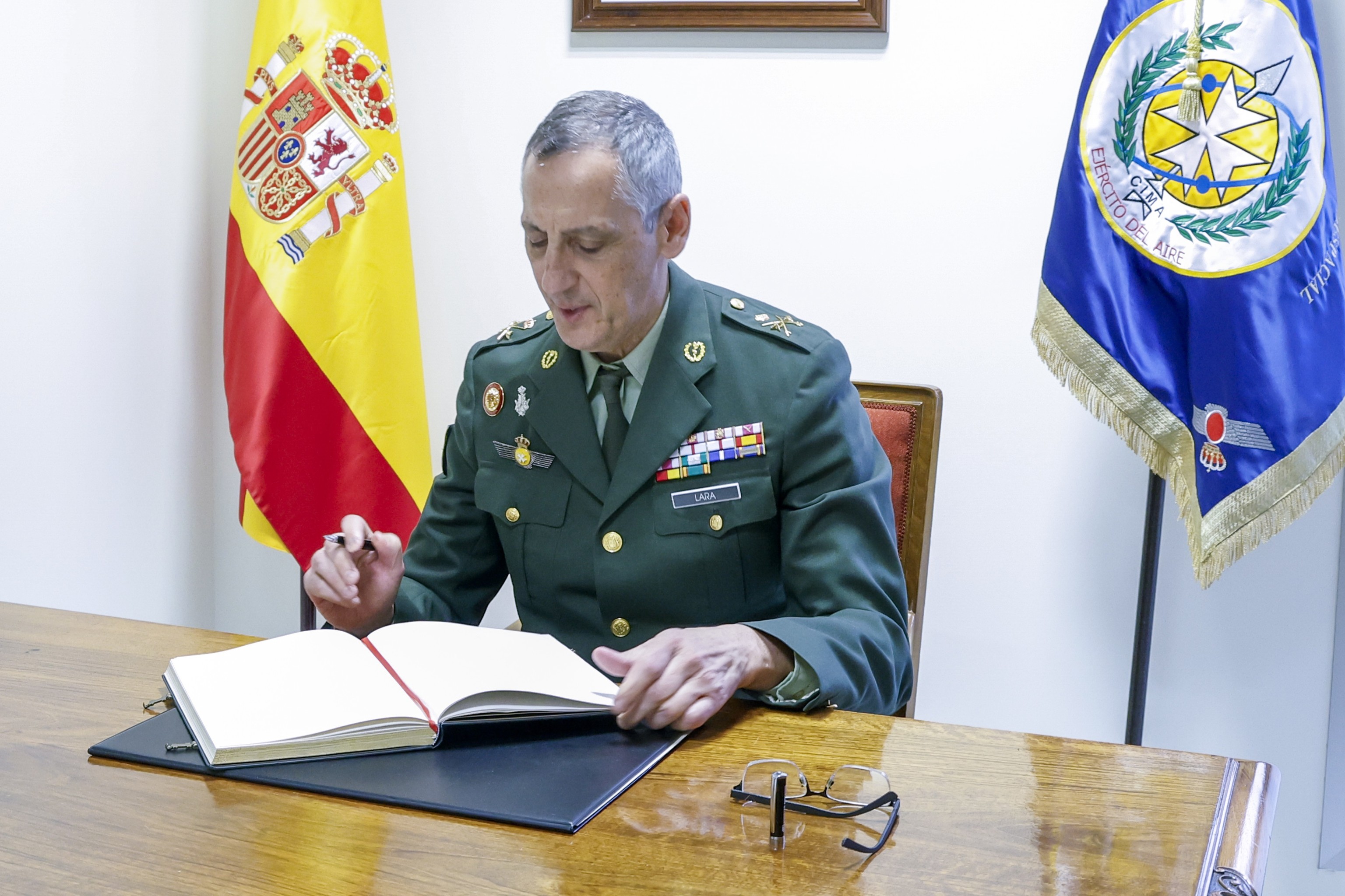 El inspector general de Sanidad, general Juan Antonio Lara.
