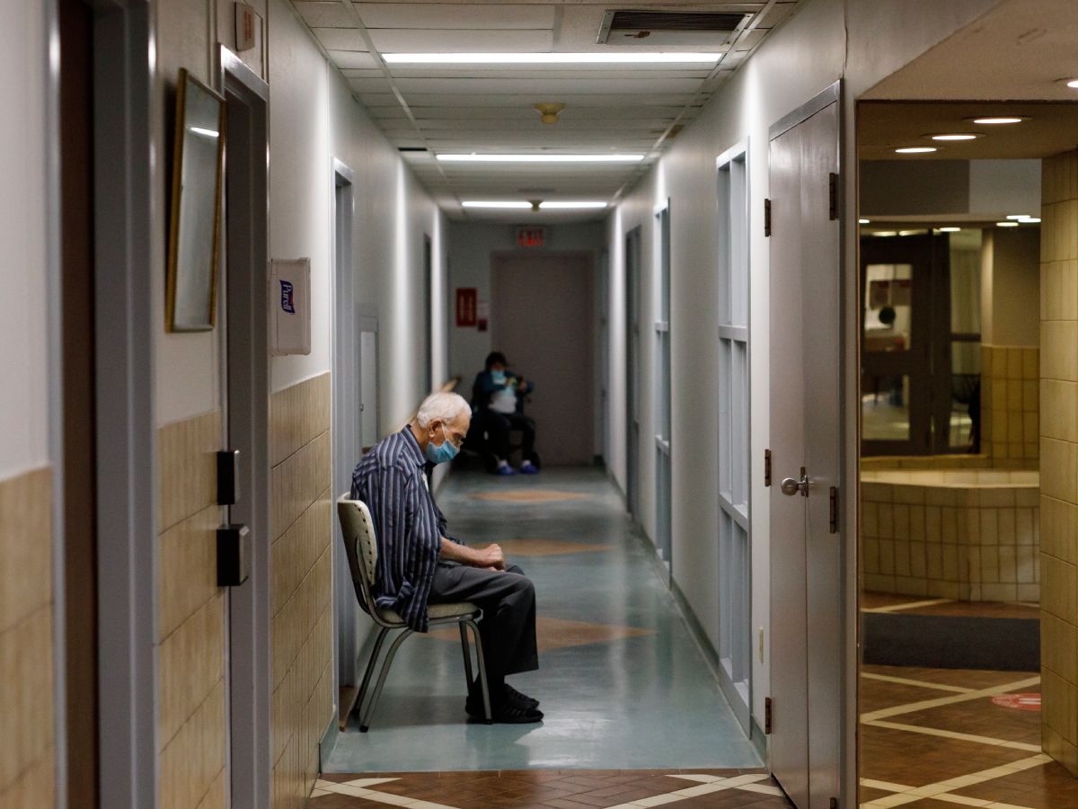 Foto: Una persona en una residencia de Toronto. (Getty Images/Cole Burston)