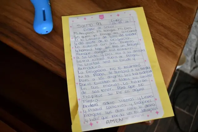 Una hoja con una oración escrita a mano