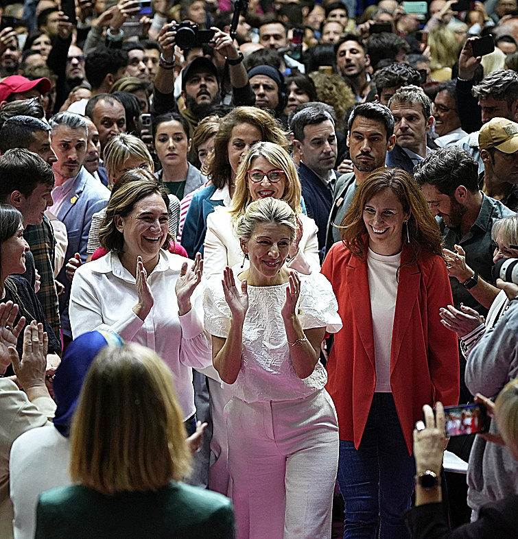 Yolanda Díaz junto a Ada Colau y Mónica García.