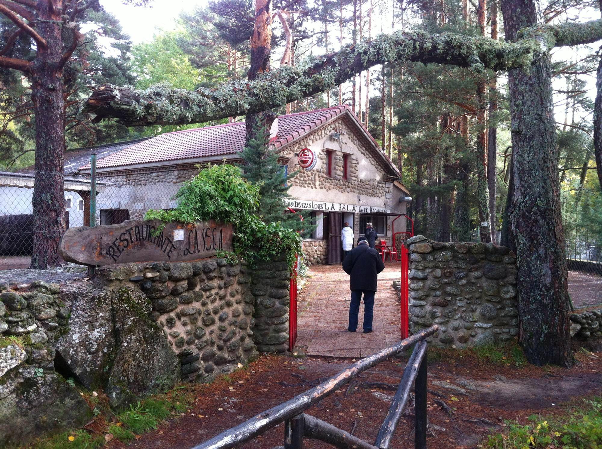Foto: Un conocido enclave de Rascafría, abrazado por el bosque y la arquitectura tradicional de piedra, brilla especialmente tras las lluvias. (minube.com)