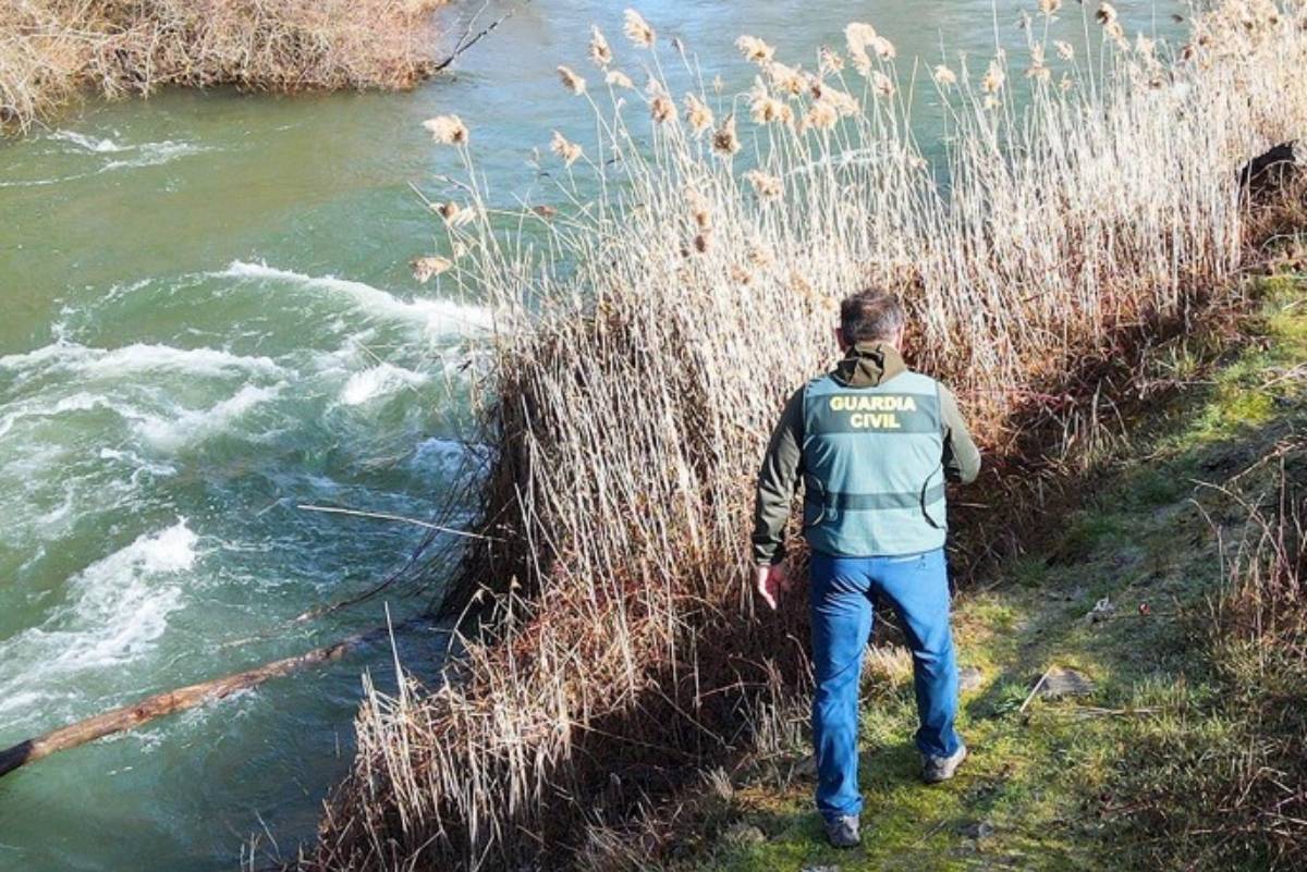 Un guardia civil durante un operativo de búsqueda.