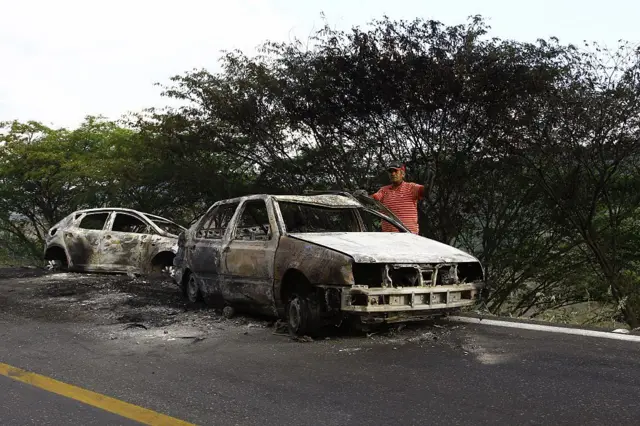 Automóviles incendiados en una operación del CJNG