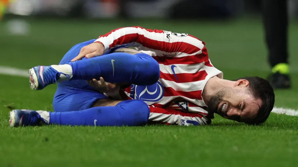 Baena se duele en el suelo durante el partido ante el Brujas.