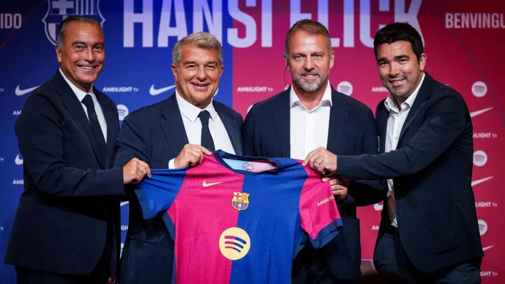 Rafa Yuste, Joan Laporta, Hansi Flick y Deco, en la presentación del entrenador alemán con el Barça