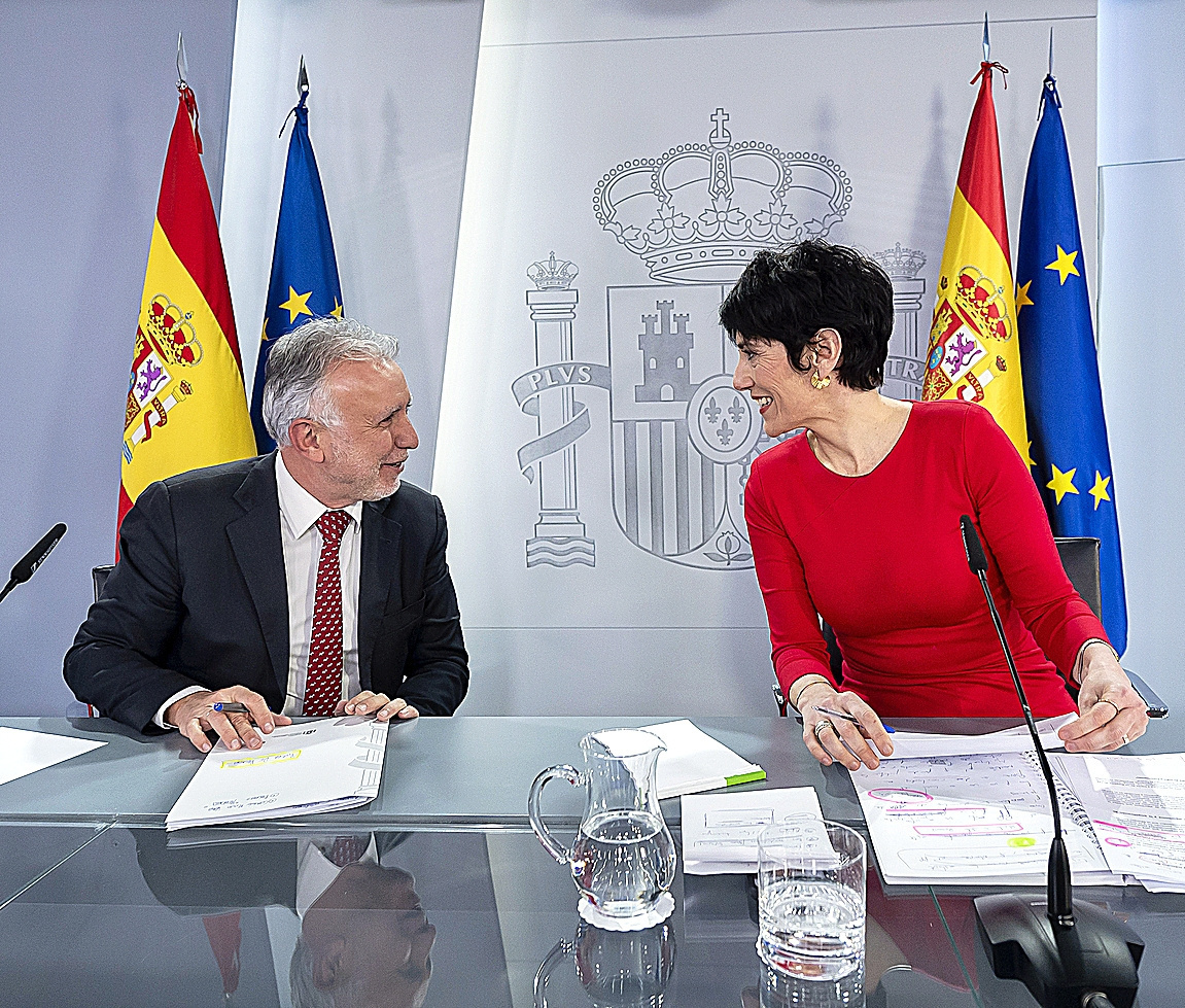 Los ministros Ángel Víctor Torres y Elma Saiz comparecen ante los medios.