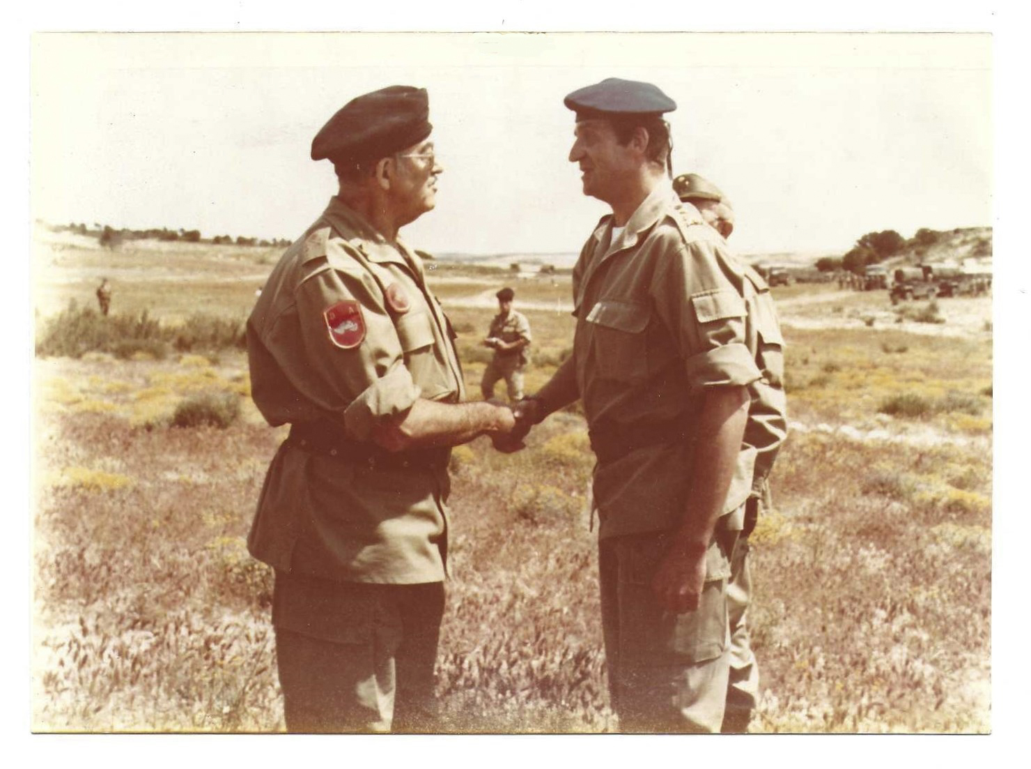 El Rey Juan Carlos saluda al general Juste durante una visita a la División Acorazada Brunete.