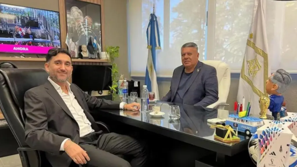 Ariel Vallejo, CEO y fundador de Sur Finanzas, junto a 'Chiqui' Tapia