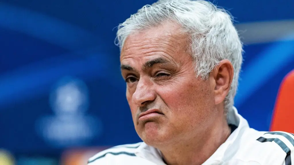 José Mourinho, este lunes durante la rueda de prensa con el Benfica