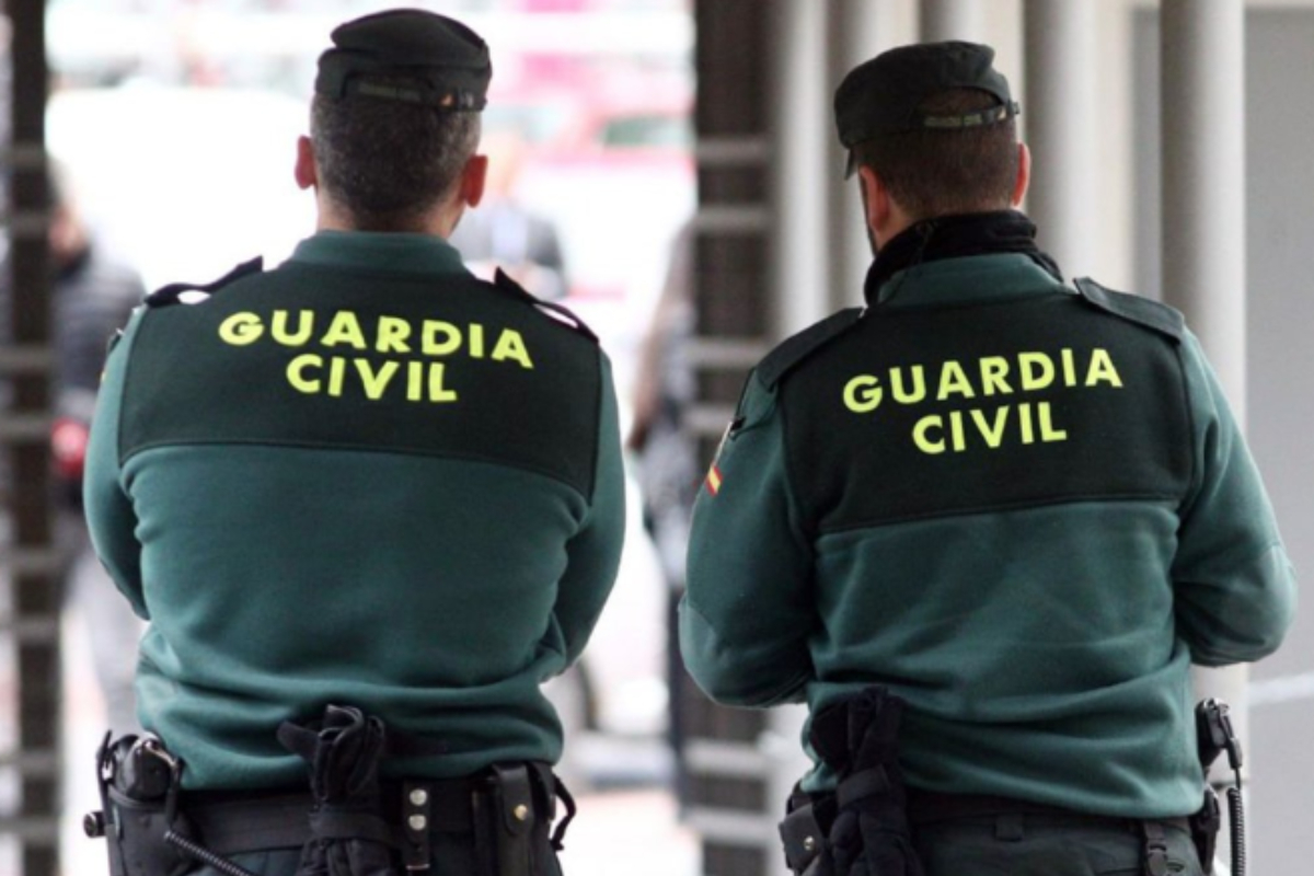 Dos agentes de la Guardia Civil.