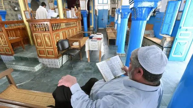 Judíos tunecinos rezan en una sinagoga en Djerba durante la peregrinación judía anual.