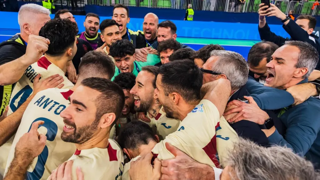 La selección española de fútbol sala celebra el pase a las semifinales de la Euro tras derrotar a Italia.