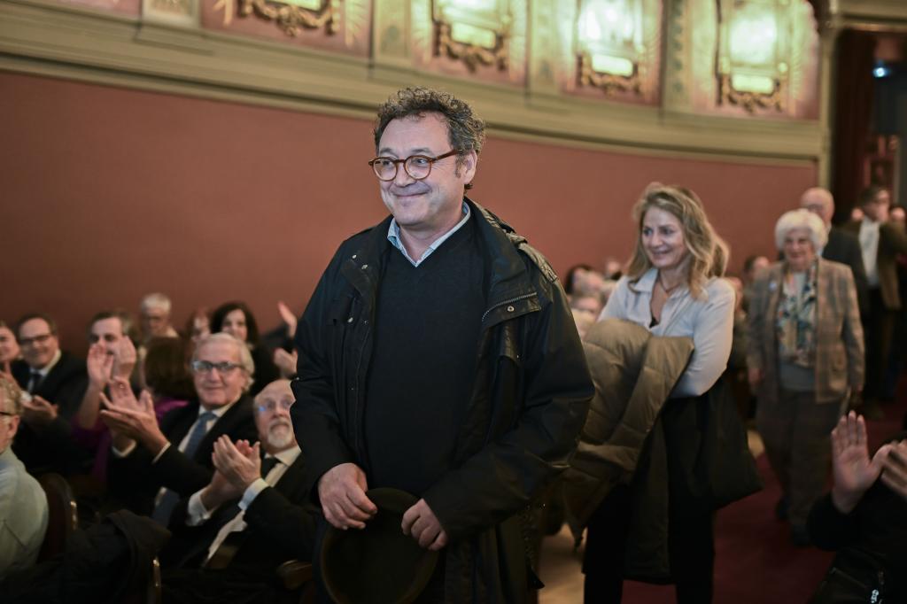 Álvaro García Ortiz, aplaudido a su llegada a un acto de apoyo en el Ateneo de Madrid, el jueves.