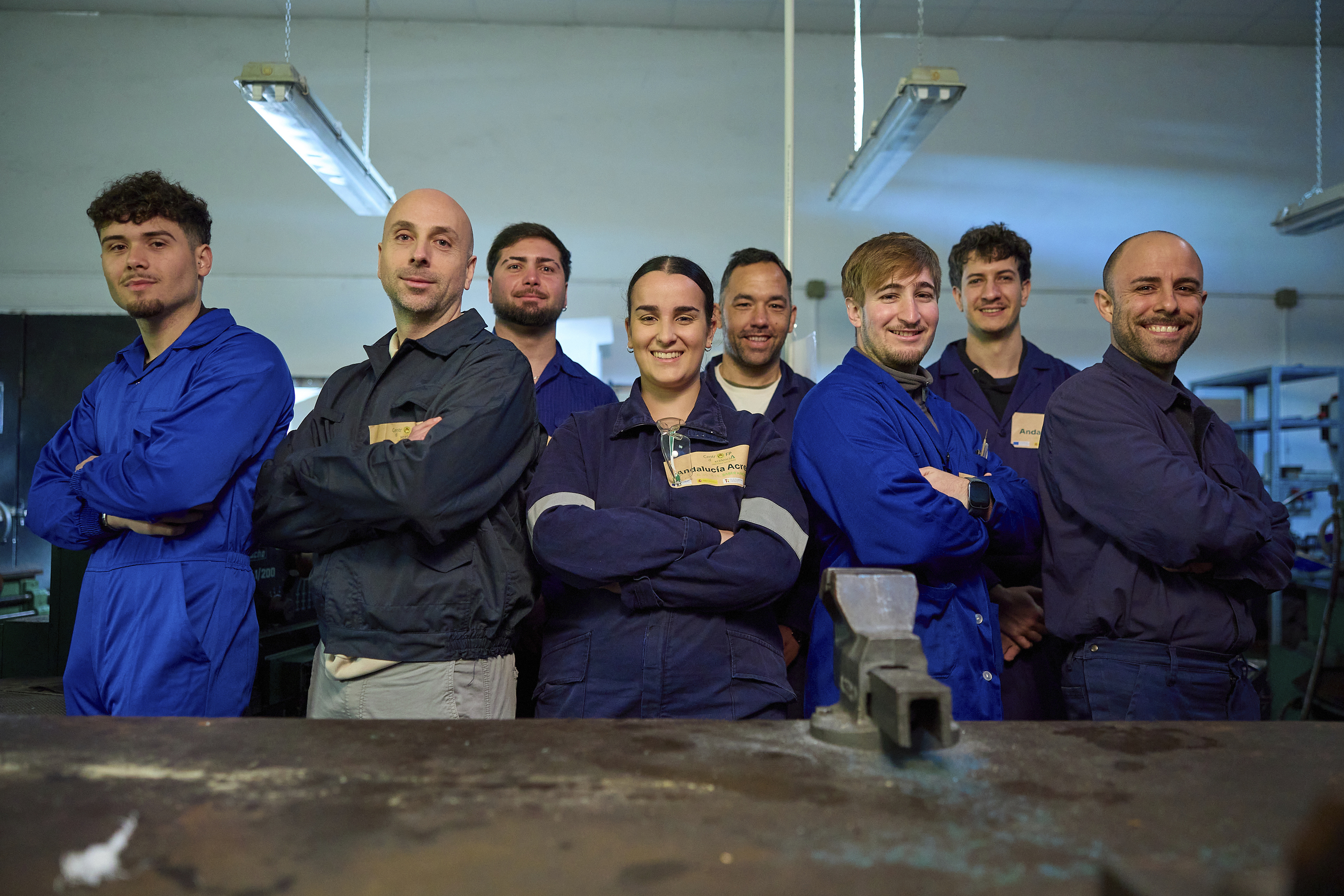 Con algunos alumnos de su clase, en el taller.