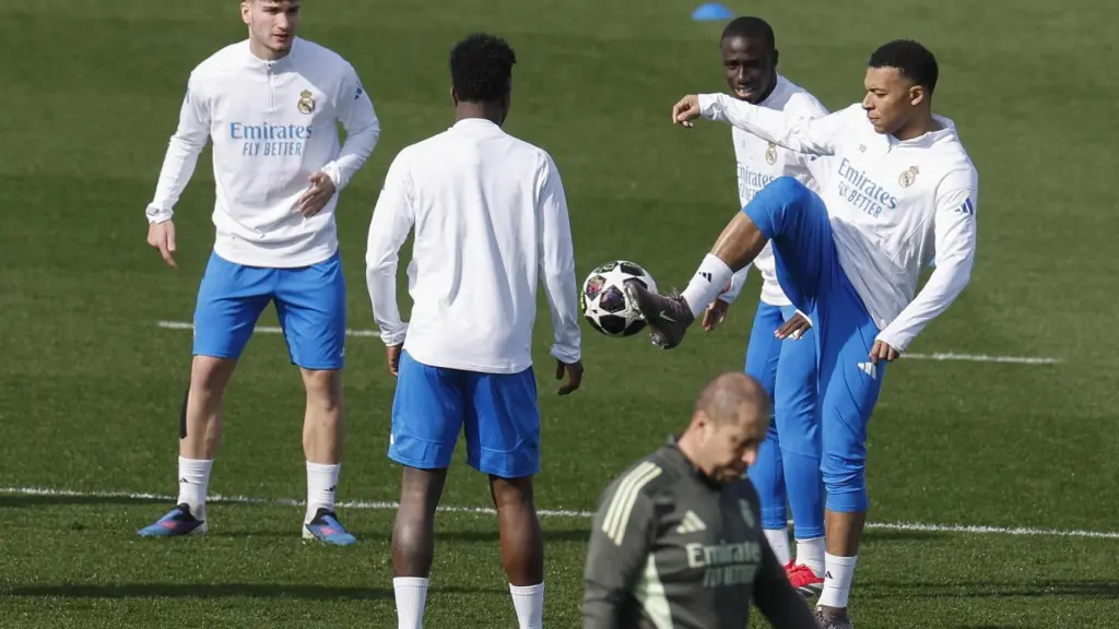 Mbappé, en acción durante el entrenamiento de este martes del Real Madrid