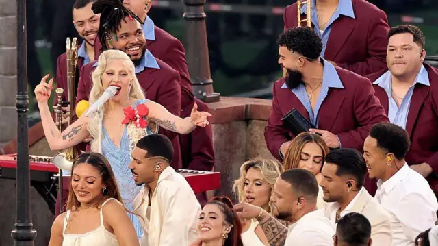 Lady Gaga cantando en el show de Bad Bunny. 