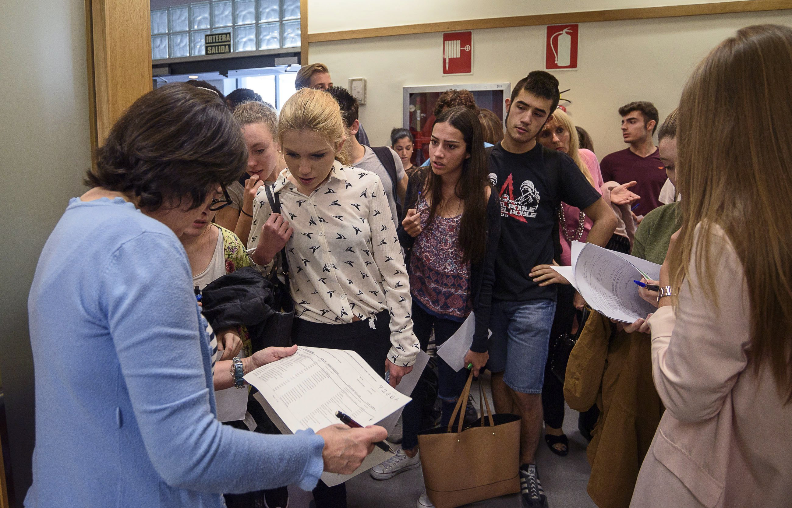 Una profesora con sus alumnos de la Selectividad en la Universidad del País Vasco.