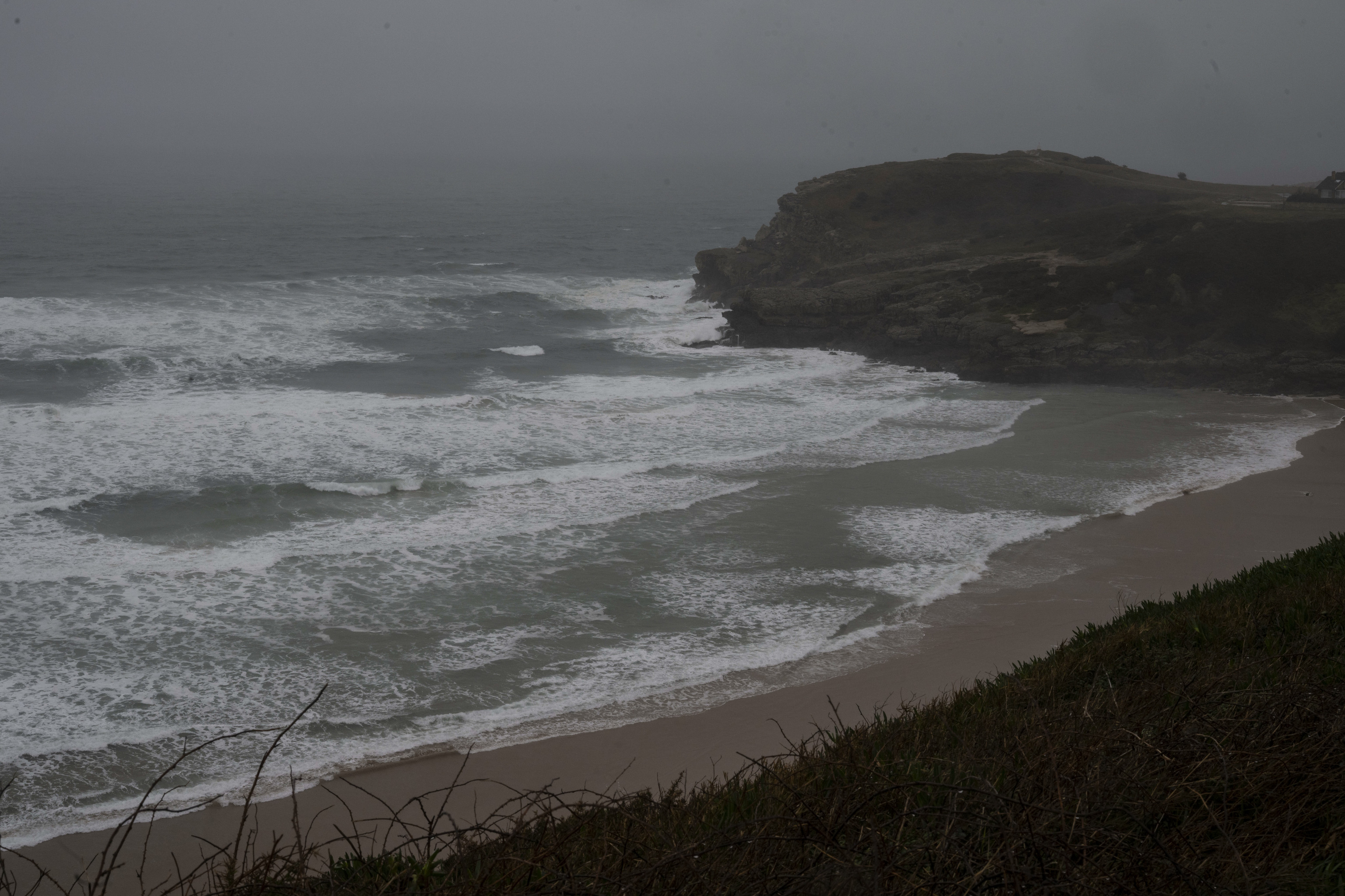 Vista del oleaje en la localidad cántabra de Suances.