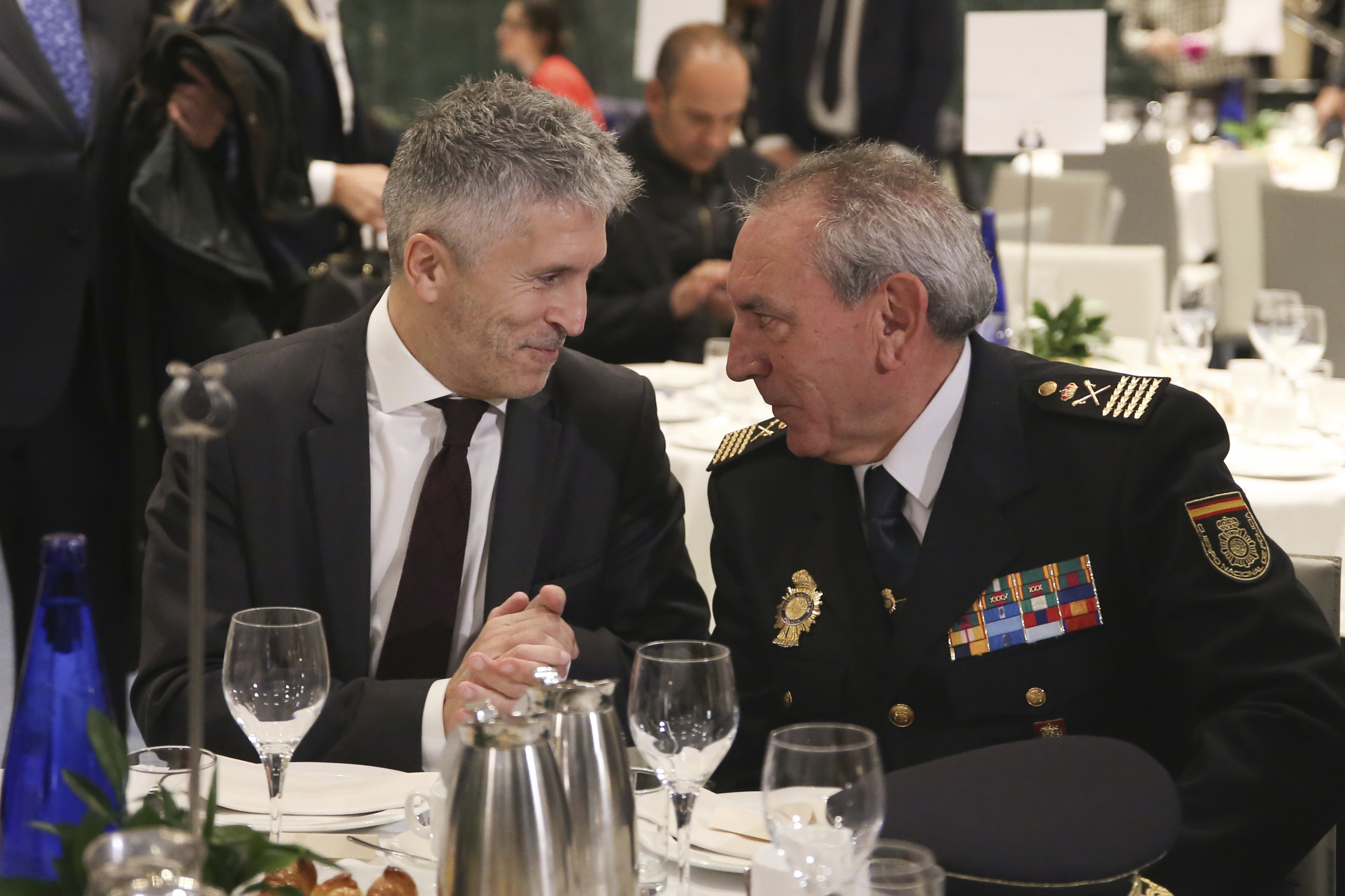 El ministro de Interior, Fernando Grande-Marlaska habla con el DAO de la Policía Nacional, José Ángel González, en 2018.
