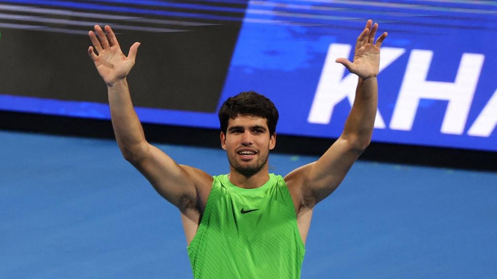 Alcaraz celebrando tras ganar los cuartos del ATP de Doha