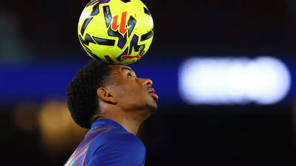 Balde realiza malabares con el balón en el calentamiento.