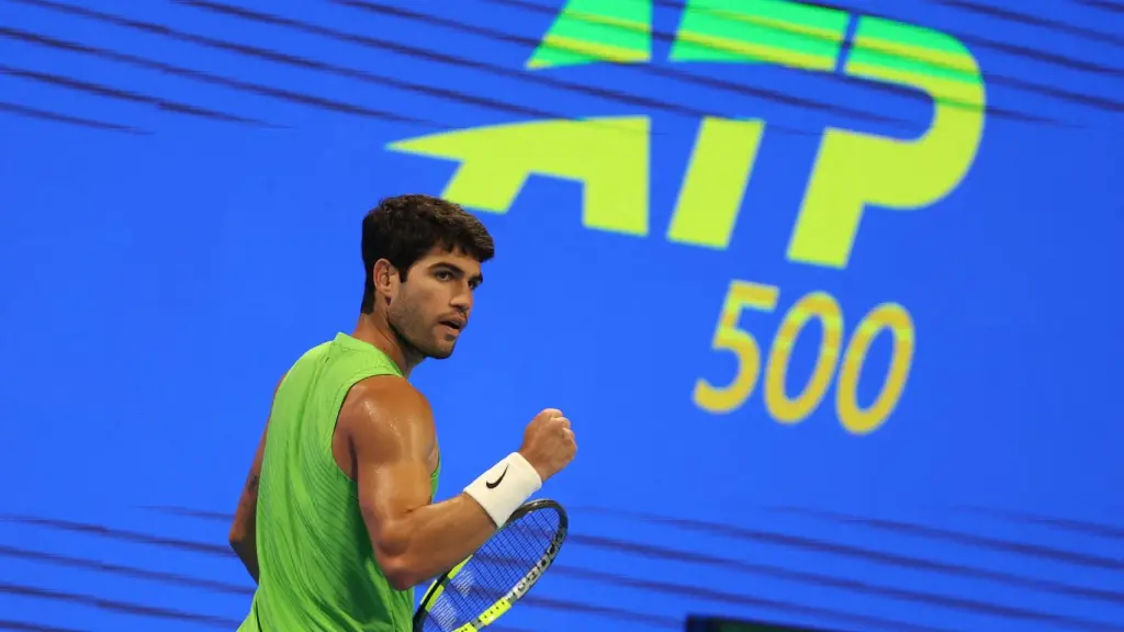 Carlos Alcaraz celebra un punto ante Karen Khachanov.